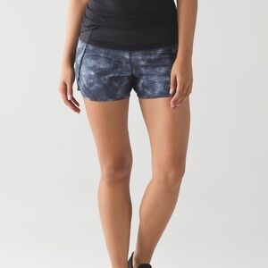Lululemon Run Times Short in Mini Diffusion White Black / Black